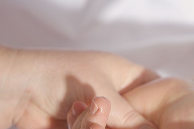 
Haathabhyanga -- indische Handmassage
Unsere Hände verdienen im Moment eine ganz besondere Aufmerksamkeit und Pflege, denn die Hände sind die Visitenkarte eines Menschen und ein wichtiger Bestandteil des äußeren Erscheinungsbildes. Sie verraten viel über unsere Persönlichkeit. Gepflegte Hände sind nicht nur eine Frage der Schönheit,  sie spiegeln auch das Hygienebewußtsein des Besitzers.  

Bei der indischen Handmassage werden die beanspruchten Hände von den Fingerspitzen bis zu den Oberarmen und Schultern mit sanften Streichungen massiert. Jetzt in diesen Zeiten der Pandemie werden die Hände durch häufiges waschen und desinfizieren mit unterschiedlichen Produkten stark beansprucht. Die Verwendung wertvoller Öle lindert Trockenheit und Rauheit an Händen, Armen und Ellbogen.  

Überdies hat die Haathabhyanga eine sehr beruhigende Wirkung auf das Nervensystem, stärkt die Sinnesorgane, fördert das kognitive Gedächtnis und die Handlungsfähigkeit und alle Organe des Körpers werden über die Reflexzonen der Hand angeregt. Optimal um auch über die Mittagszeit wieder in Schwung zu kommen!

Empfehlung über Mittag oder vor einem wichtige Termin. Du wirst überrascht sein wie du mit neuem Elan und Ideen den Tag abschliesst. 