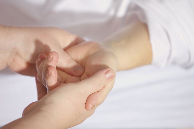 
Haathabhyanga -- indische Handmassage
Unsere Hände verdienen im Moment eine ganz besondere Aufmerksamkeit und Pflege, denn die Hände sind die Visitenkarte eines Menschen und ein wichtiger Bestandteil des äußeren Erscheinungsbildes. Sie verraten viel über unsere Persönlichkeit. Gepflegte Hände sind nicht nur eine Frage der Schönheit,  sie spiegeln auch das Hygienebewußtsein des Besitzers.  

Bei der indischen Handmassage werden die beanspruchten Hände von den Fingerspitzen bis zu den Oberarmen und Schultern mit sanften Streichungen massiert. Jetzt in diesen Zeiten der Pandemie werden die Hände durch häufiges waschen und desinfizieren mit unterschiedlichen Produkten stark beansprucht. Die Verwendung wertvoller Öle lindert Trockenheit und Rauheit an Händen, Armen und Ellbogen.  

Überdies hat die Haathabhyanga eine sehr beruhigende Wirkung auf das Nervensystem, stärkt die Sinnesorgane, fördert das kognitive Gedächtnis und die Handlungsfähigkeit und alle Organe des Körpers werden über die Reflexzonen der Hand angeregt. Optimal um auch über die Mittagszeit wieder in Schwung zu kommen!

Empfehlung über Mittag oder vor einem wichtige Termin. Du wirst überrascht sein wie du mit neuem Elan und Ideen den Tag abschliesst. 